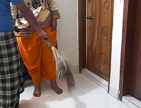 (Desi Priya) Sasurji Ne Apne Bete Ki Patni Ke Sath Kia Kand - Jabardasti Anal Screwed when that babe was sweeping
