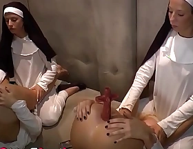 Nun pantat dipermainkan oleh pecah