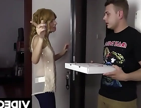 Polskie porn - nadia zalicza dostawc pizzy