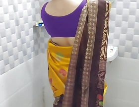 Panic-stricken Saree Mein Apni ko Nahate Dekh Kr Raha Nahi Gya To Unko Bathroom Mein Hi Ghus Kar Piquancy Utha Kr Choda