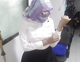 Real Hot Arab Mummy In School Outfit Masturbates With the addition of Squirts Less Orgasm In Niqab While Husband Away