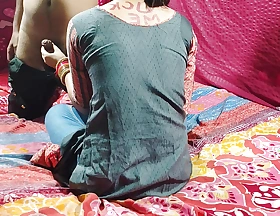 Dab hand Sahab Ne Padhate Padhate apne Jawan Sexy Student Ke Dood Daba Diya