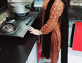 Desi Housewife Fucked Approximately In Kitchen While That babe Is Cooking With Hindi Audio