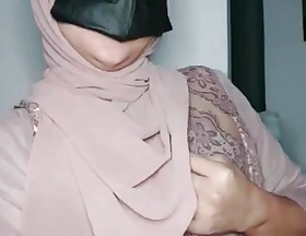 Hijab girl tries anal masturbation