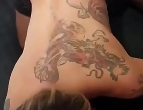 Gostosa tatuada mamando na rola do amante e com um butt-plug anal